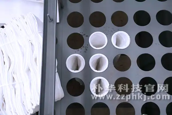 如图所示,花板上面的圆孔用于固定除尘布袋